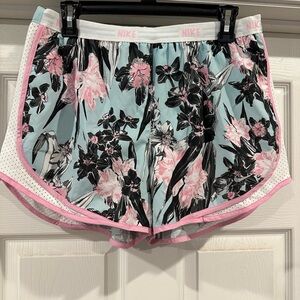 Nike shorts size L